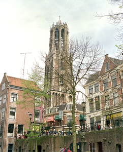 810070 Gezicht op de Domtoren (Domplein) te Utrecht, vanaf de Gaardbrug; links enkele huizen aan de Donkere Gaard en ...
